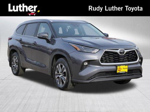 Magnetic Gray Metallic 2024 Toyota Highlander XLE
