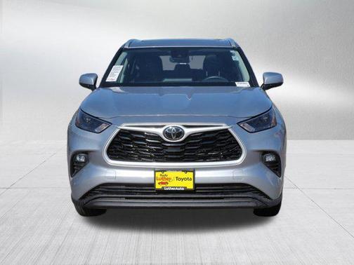 Celestial Silver Metallic 2024 Toyota Highlander XLE