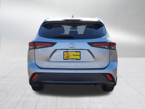 Celestial Silver Metallic 2024 Toyota Highlander XLE