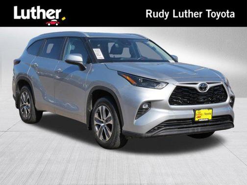 Celestial Silver Metallic 2024 Toyota Highlander XLE