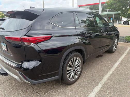Midnight Black Metallic 2022 Toyota Highlander Platinum
