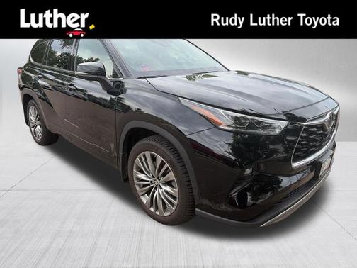 Midnight Black Metallic 2022 Toyota Highlander Platinum