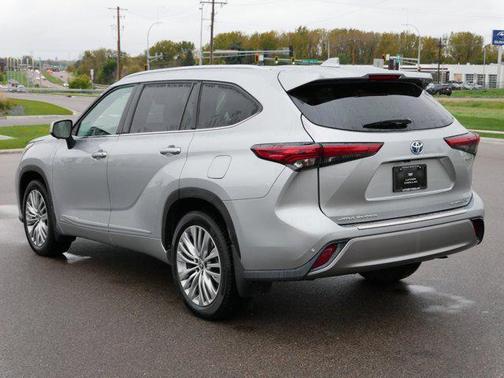 2023 Toyota Highlander Hybrid Platinum