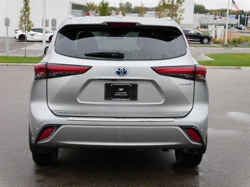 2023 Toyota Highlander Hybrid Platinum