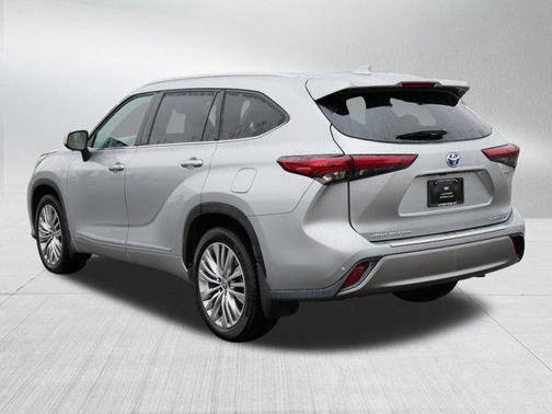 2023 Toyota Highlander Hybrid Platinum