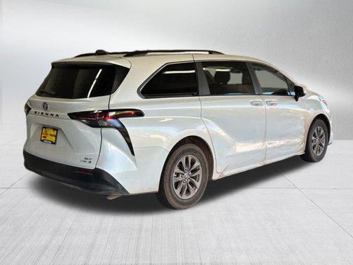 2024 Toyota Sienna XLE 8 Passenger