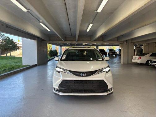 2024 Toyota Sienna XLE 8 Passenger