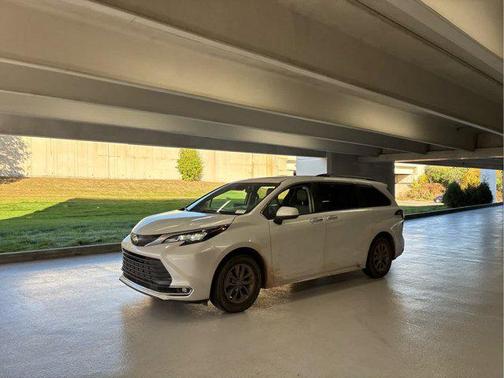 2024 Toyota Sienna XLE 8 Passenger
