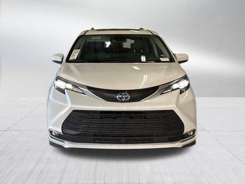 2024 Toyota Sienna XLE 8 Passenger