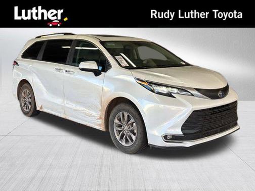 2024 Toyota Sienna XLE 8 Passenger