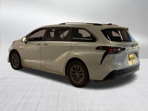 2024 Toyota Sienna XLE 8 Passenger