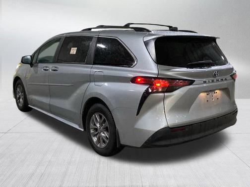 2021 Toyota Sienna XLE 8 Passenger