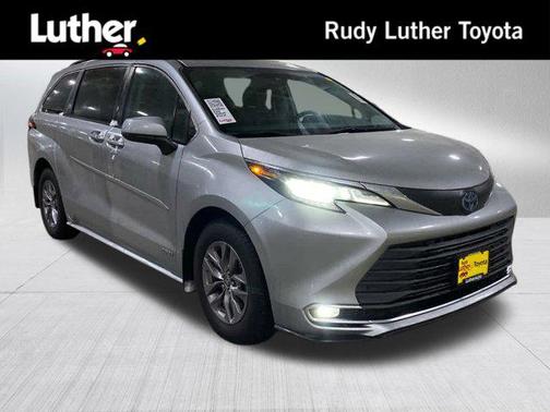 2021 Toyota Sienna XLE 8 Passenger
