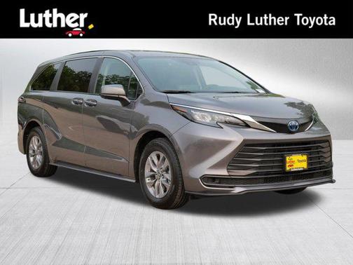 2024 Toyota Sienna LE
