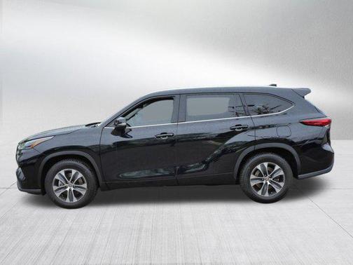 Midnight Black Metallic 2021 Toyota Highlander XLE