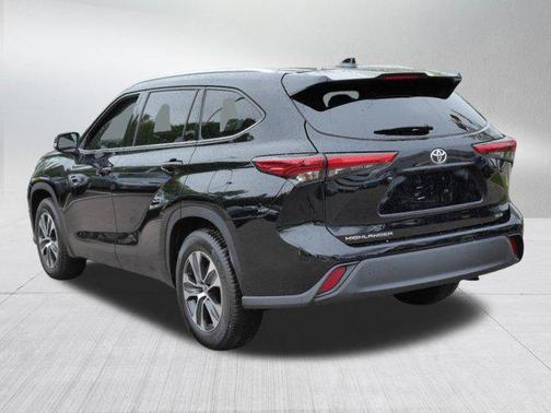 Midnight Black Metallic 2021 Toyota Highlander XLE