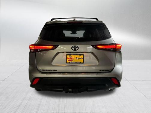 Celestial Silver Metallic 2025 Toyota Highlander XLE