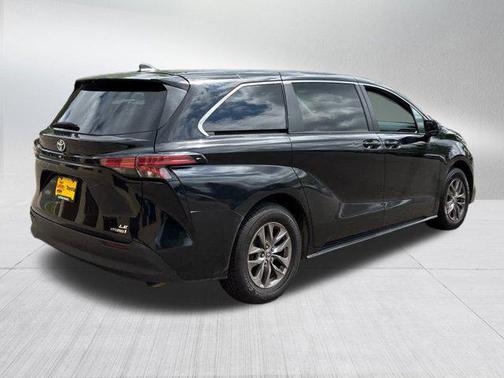 2022 Toyota Sienna LE