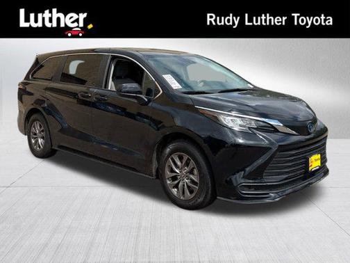 2022 Toyota Sienna LE