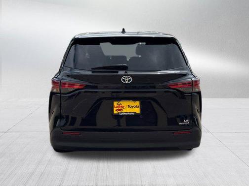 2022 Toyota Sienna LE