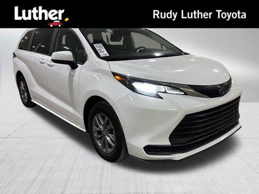 2025 Toyota Sienna LE