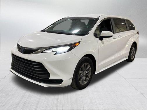 2025 Toyota Sienna LE