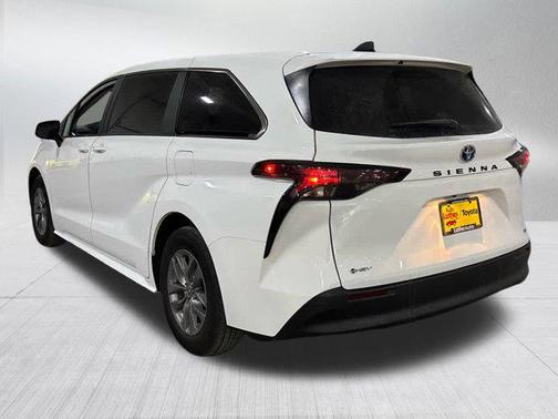 2025 Toyota Sienna LE