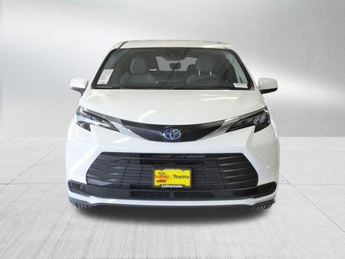 2025 Toyota Sienna LE