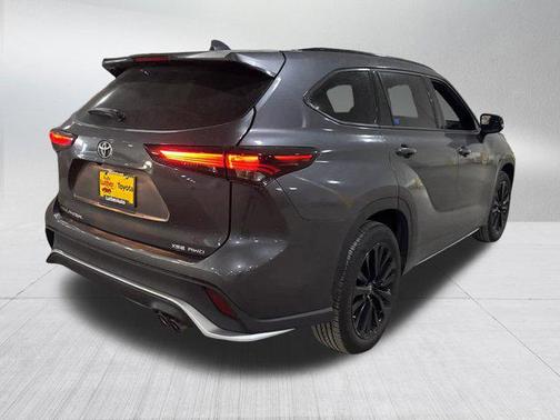 Magnetic Gray Metallic 2025 Toyota Highlander XSE