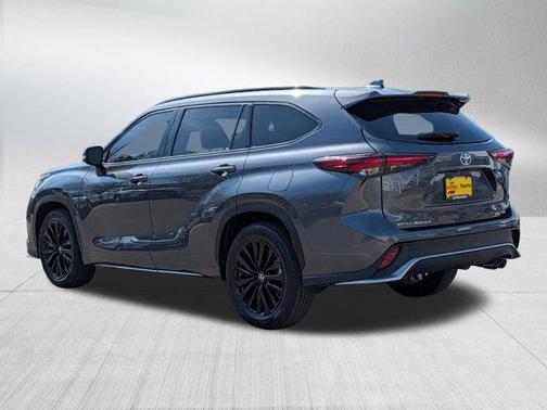 Magnetic Gray Metallic 2025 Toyota Highlander XSE