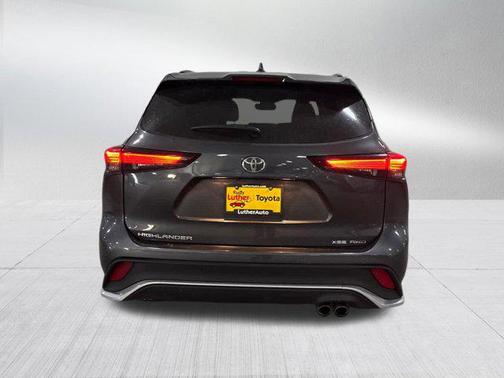 Magnetic Gray Metallic 2025 Toyota Highlander XSE