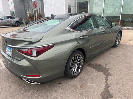 Sunlit Green 2025 Lexus ES 350 Luxury
