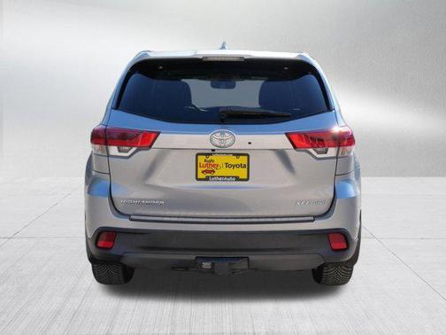 Celestial Silver Metallic 2017 Toyota Highlander XLE