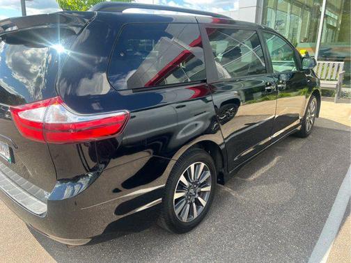 2018 Toyota Sienna XLE