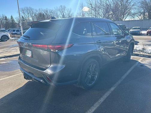 Magnetic Gray Metallic 2023 Toyota Highlander Hybrid Limited