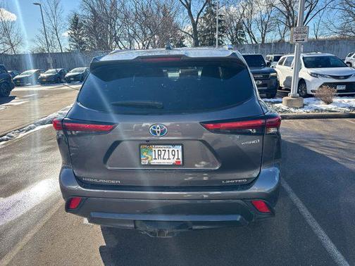 Magnetic Gray Metallic 2023 Toyota Highlander Hybrid Limited