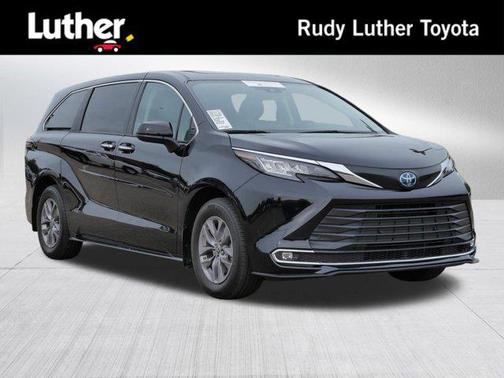 2023 Toyota Sienna XLE 8 Passenger