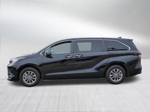 2023 Toyota Sienna XLE 8 Passenger