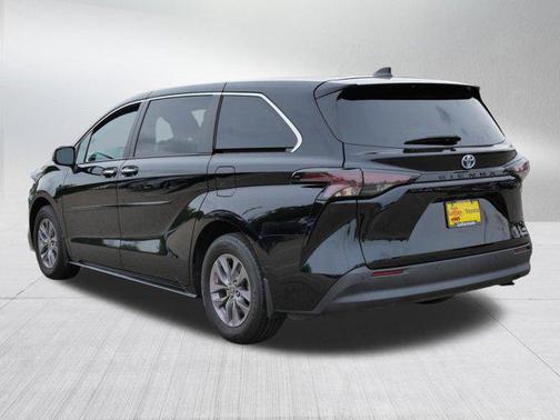 2023 Toyota Sienna XLE 8 Passenger