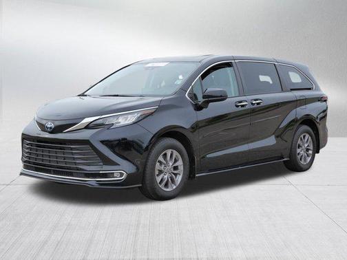 2023 Toyota Sienna XLE 8 Passenger