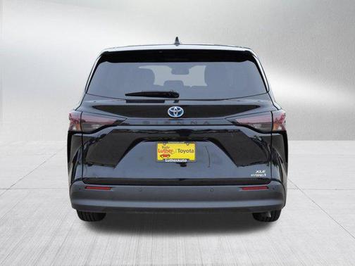 2023 Toyota Sienna XLE 8 Passenger