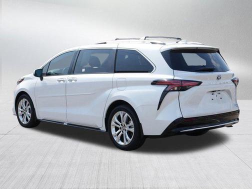 2024 Toyota Sienna Platinum