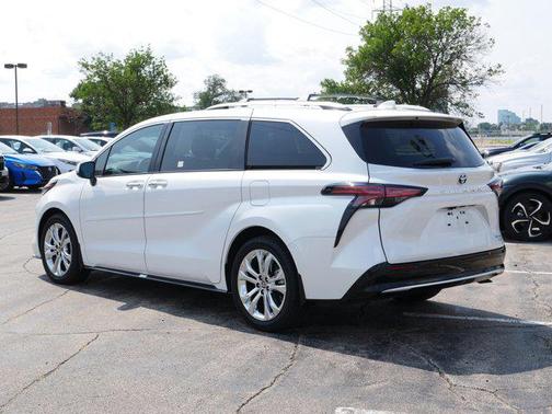 2024 Toyota Sienna Platinum