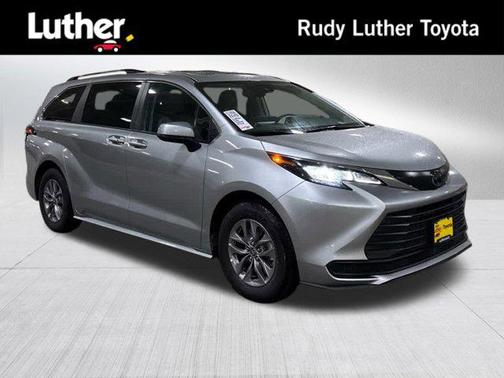 2024 Toyota Sienna LE