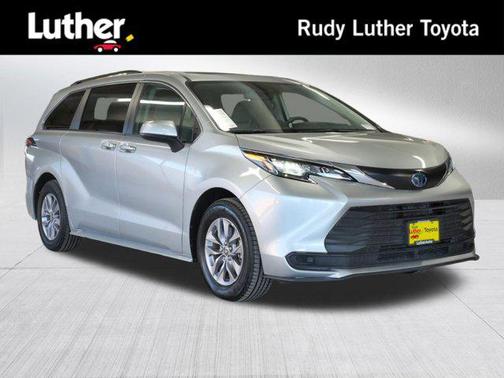 2024 Toyota Sienna LE