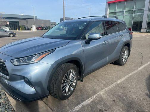 Moon Dust 2022 Toyota Highlander Platinum