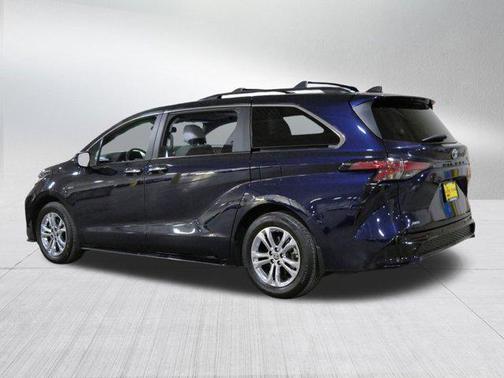 2022 Toyota Sienna XSE 7 Passenger