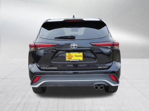 Midnight Black Metallic 2025 Toyota Highlander XSE