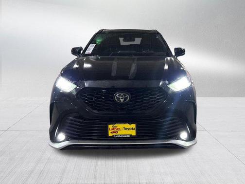 Midnight Black Metallic 2025 Toyota Highlander XSE
