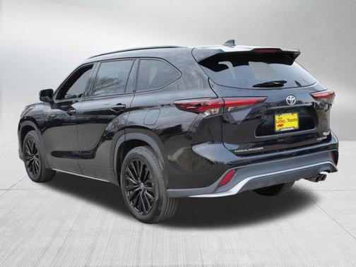 Midnight Black Metallic 2025 Toyota Highlander XSE